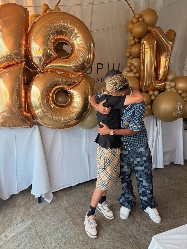 Pada pesta ulang tahun bersama keluarga yang digelar sederhana, Lamine Yamal tampil dengan busana dari brand Louis Vuitton. Pemain yang dijuluki Mini Messi itu memakai atasan Damier Denim Baseball Shirt dari Louis Vuitton yang harganya Rp 29 jutaan.dan celana Damier Denim Skate Pants seharga Rp 37 jutaan. Foto: Dok. Instagram
