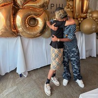 Pada pesta ulang tahun bersama keluarga yang digelar sederhana, Lamine Yamal tampil dengan busana dari brand Louis Vuitton. Pemain yang dijuluki Mini Messi itu memakai atasan Damier Denim Baseball Shirt dari Louis Vuitton yang harganya Rp 29 jutaan.dan celana Damier Denim Skate Pants seharga Rp 37 jutaan. Foto: Dok. Instagram