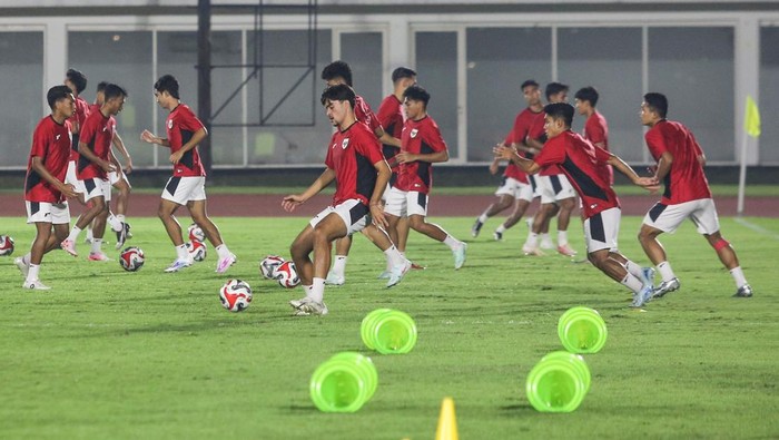 Pesepak bola Timnas Indonesia U-23 melakukan pemanasan saat mengikuti sesi latihan resmi jelang pertandingan Piala AFF 2025 di Stadion Madya, Senayan, Jakarta, Kamis (17/7/2025). Latihan tersebut sebagai persiapan menjelang laga melawan Timnas Filipina U-23 pada Jumat (18/7) di Stadion Utama Gelora Bung Karno. ANTARA FOTO/Asprilla Dwi Adha/nym.
