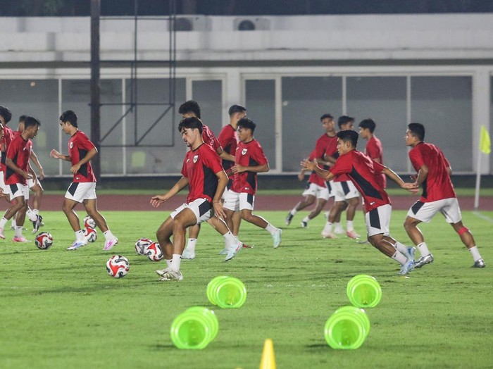 Pesepak bola Timnas Indonesia U-23 melakukan pemanasan saat mengikuti sesi latihan resmi jelang pertandingan Piala AFF 2025 di Stadion Madya, Senayan, Jakarta, Kamis (17/7/2025). Latihan tersebut sebagai persiapan menjelang laga melawan Timnas Filipina U-23 pada Jumat (18/7) di Stadion Utama Gelora Bung Karno. ANTARA FOTO/Asprilla Dwi Adha/nym.