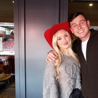 Berbeda dengan Steven Gerrard, ayah dari Lee sendiri harus menunggu untuk melihat cucunya karena masih menjalani tahanan rumah setelah dibebaskan lebih awal dari penjara akibat kekhawatiran akan kelebihan kapasitas penjara.    Pria 44 tahun itu dijatuhi hukuman penjara lima setengah tahun karena berencana menimbun senjata mesin. Foto: Instagram Lilly-Ella Gerrard