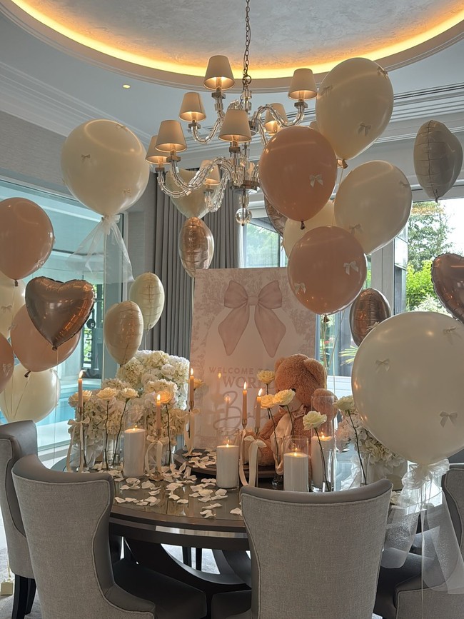 Dalam postingan lain, wanita 21 tahun tersebut juga menampilkan dekorasi meja penuh dengan bunga, lilin, boneka teddy bear, dan balon bernuansa pink. Dari situ, diketahui bahwa jenis kelamin anak Lilly Gerrard adalah perempuan bernama Lila Grey. Foto: Instagram Lilly-Ella Gerrard