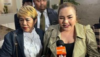 Lisa Mariana bikin heboh karena mengaku melahirkan anak Ridwan Kamil. Perempuan yang dulu berprofesi sebagai model itu berusaha untuk anak mendapat pengakuan. Hasilnya, nihil. Dia malah ditetapkan sebagai tersangka kasus pencemaran nama baik Ridwan Kamil. Foto: (Ondang/detikcom)