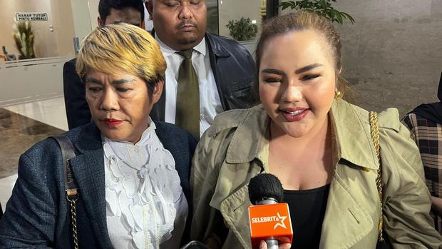 Lisa Mariana usai diperiksa 8 jam di Bareskrim (Ondang/detikcom)