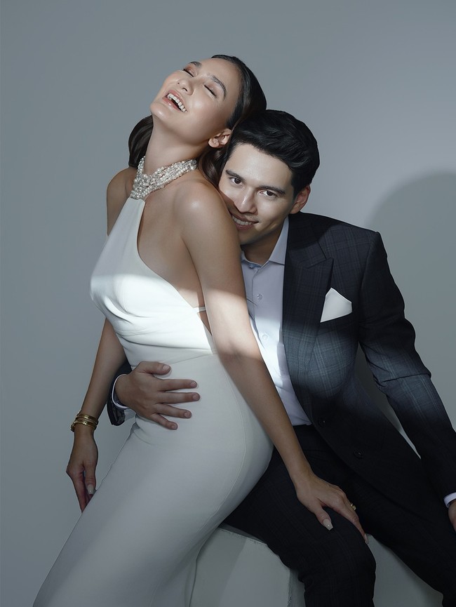 Sementara Maxime tampil klasik dalam setelan double-breasted abu gelap. Rambutnya ditata rapi dengan gaya formal clean cut. Foto: Instagram/@lunamaya