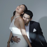 Sementara Maxime tampil klasik dalam setelan double-breasted abu gelap. Rambutnya ditata rapi dengan gaya formal clean cut. Foto: Instagram/@lunamaya