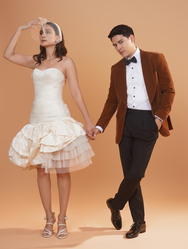 Maxime mendampingi dengan jas beludru cokelat burnt orange, dipadukan celana hitam dan kemeja putih klasik. Bow tie memberi sentuhan vintage. Foto: Instagram/@lunamaya
