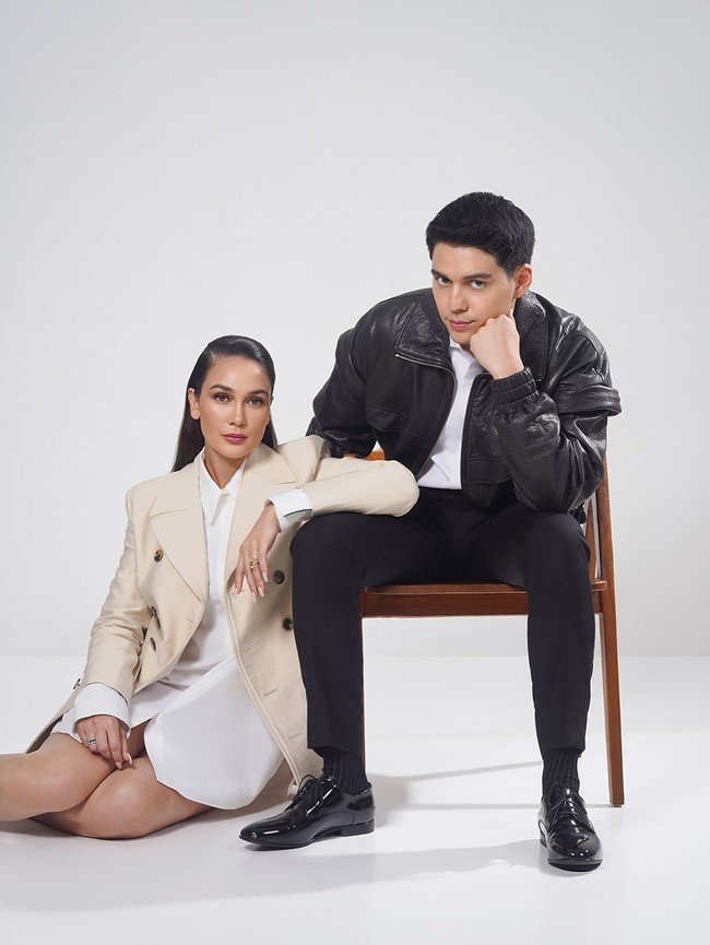 Maxime tampil serasi dalam jaket kulit hitam dan celana bahan.Sepatu kulit hitam mengkilap memberi kesan polished. Foto: Instagram/@lunamaya