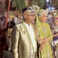 Acara resepsi pernikahan Maulana dan Putri tampak begitu kental adat Sunda. Meski terpaut usia 6 tahun, dimana Putri lahir pada tahun 1993 sementara Maulana pada 1999, namun keduanya tetap tampil serasi di hari bahagia mereka. Foto: Instagram/@putri.karlina14