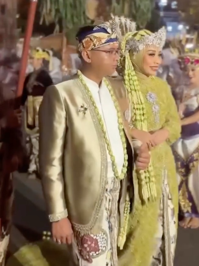 Foto Pernikahan Wabup Garut Putri Karlina dan Anak Dedi Mulyadi, Serba Hijau Foto Pernikahan Wabup Garut Putri Karlina dan Anak Dedi Mulyadi, Serba Hijau