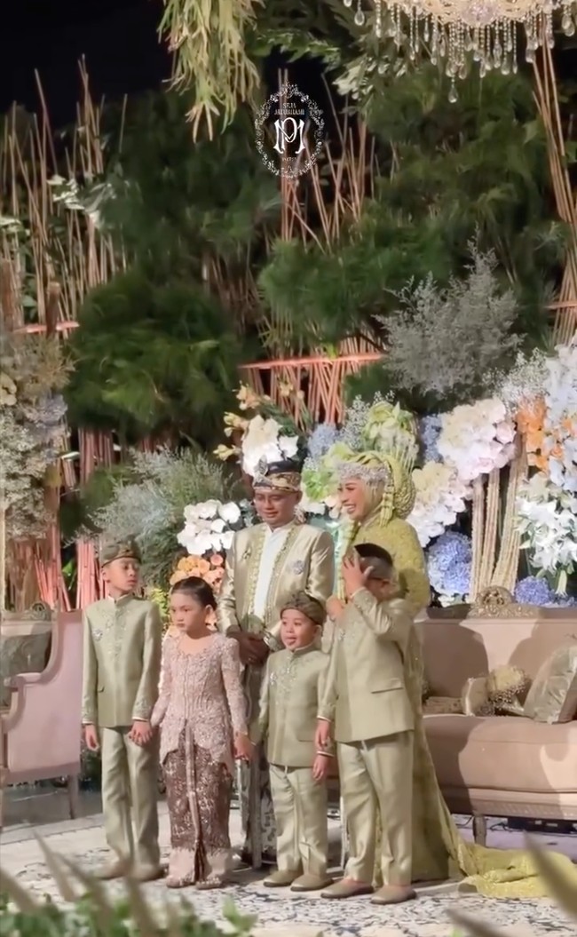 Ketiga anak Putri dari pernikahan sebelumnya turut hadir dan berpose di atas pelaminan. Tampil kompak, keetiga putranya itu kenakan beskap seragaman berwarna kehijauan, senada dengan kebaya pengantin Putri. Foto: Instagram/@putri.karlina14