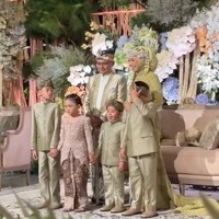 Ketiga anak Putri dari pernikahan sebelumnya turut hadir dan berpose di atas pelaminan. Tampil kompak, keetiga putranya itu kenakan beskap seragaman berwarna kehijauan, senada dengan kebaya pengantin Putri. Foto: Instagram/@putri.karlina14