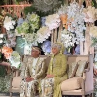 Senada dengan busana kedua pengantin, dekorasi acara juga didominasi oleh warna hijau. Dipadukan dengan bunga berwarna biru, putih, dan oranye, membuat  dekorasi jadi terlihat lebih hidup dan berwarna. Foto: Instagram/@putri.karlina14