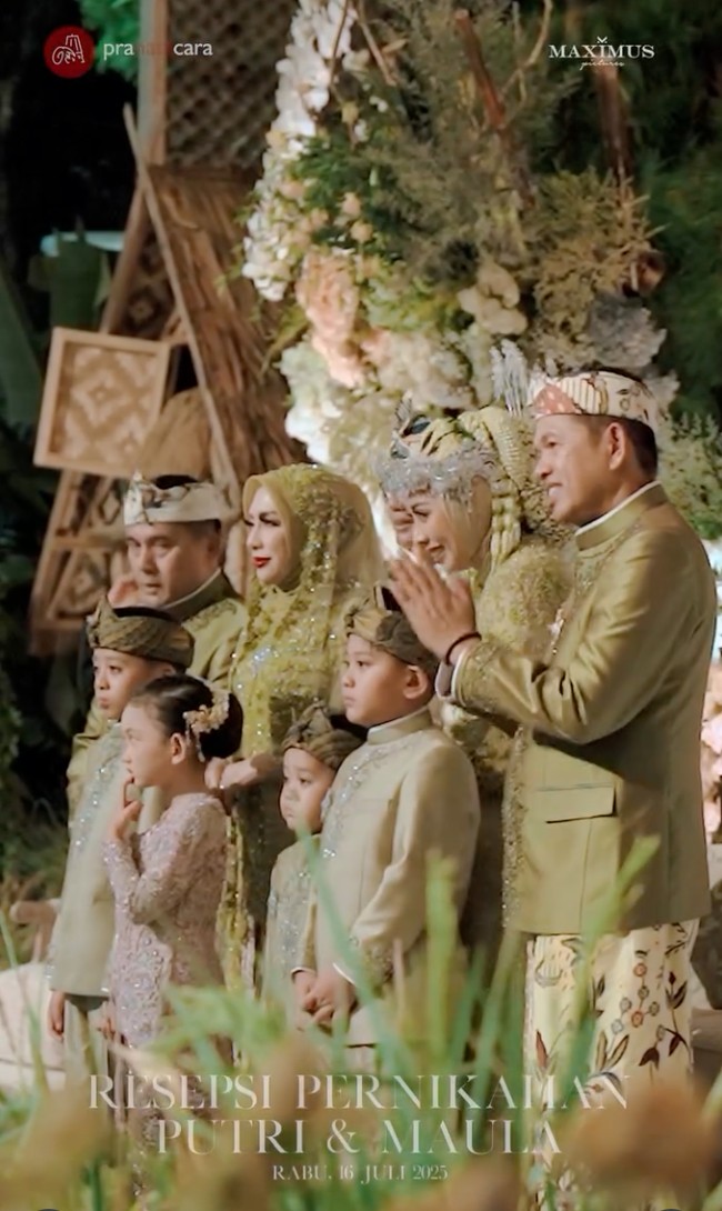 Kompak, Dedi Mulyadi dan kedua besannya juga mengenakan pakaian seragaman bernuansa hijau. Orangtua laki-laki dari kedua mempelai mengenakan beskap hijau keemasan dipadukan dengan kain coklat dan ikat kepala batik. Sementara ibunda Putri mengenakan kebaya hijau berpayet. Foto: Instagram/@putri.karlina14