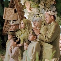 Kompak, Dedi Mulyadi dan kedua besannya juga mengenakan pakaian seragaman bernuansa hijau. Orangtua laki-laki dari kedua mempelai mengenakan beskap hijau keemasan dipadukan dengan kain coklat dan ikat kepala batik. Sementara ibunda Putri mengenakan kebaya hijau berpayet. Foto: Instagram/@putri.karlina14