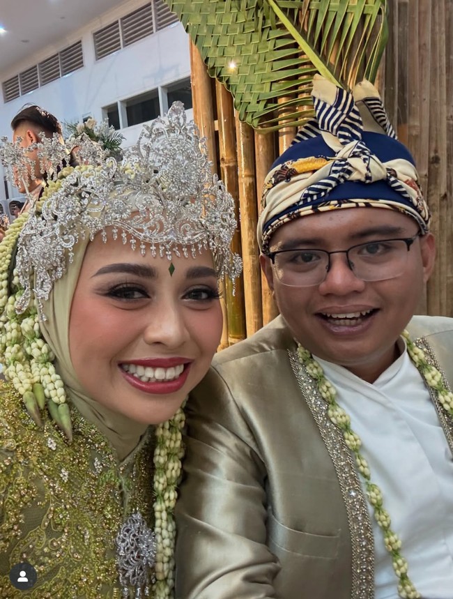 Acara pernikahan Maulana dan Putri diketahui digelar di Gedung Pendopo Garut. Keduanya pun sempat wefie bareng mengabadikan wajah bahagia mereka. Foto: Instagram/@putri.karlina14