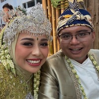 Acara pernikahan Maulana dan Putri diketahui digelar di Gedung Pendopo Garut. Keduanya pun sempat wefie bareng mengabadikan wajah bahagia mereka. Foto: Instagram/@putri.karlina14