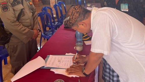 Mediasi atau restorative justice (RJ) kasus TPA ilegal di Kantor Kepala Desa Pangkung Paruk, Kecamatan Seririt, Buleleng, Kamis (17/7/2025). (Dok. Satpol PP Buleleng)