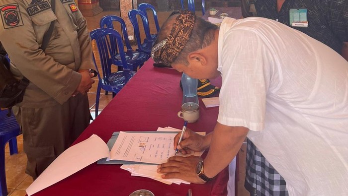 Mediasi atau restorative justice (RJ) kasus TPA ilegal di Kantor Kepala Desa Pangkung Paruk, Kecamatan Seririt, Buleleng, Kamis (17/7/2025). (Dok. Satpol PP Buleleng)