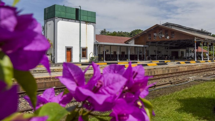 Penumpang berjalan saat memasuki gerbong kereta api di Stasiun Cibatu, Kabupaten Garut, Jawa Barat, Kamis (17/7/2025). Stasiun Cibatu peninggalan Belanda yang dibangun sejak tahun 1889 itu pernah dioperasikan pada tahun 1926 dengan jalur baru yang menghubungkan Cibatu dengan Cikajang dan tercatat sebagai relasi jalur yang melewati rute jalur tertinggi di pulau Jawa +1200 meter. ANTARA FOTO/Adeng Bustomi/agr