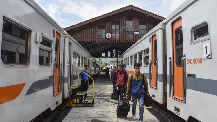 Stasiun Cibatu, Jejak Rel Tinggi Warisan Belanda yang Tetap Aktif