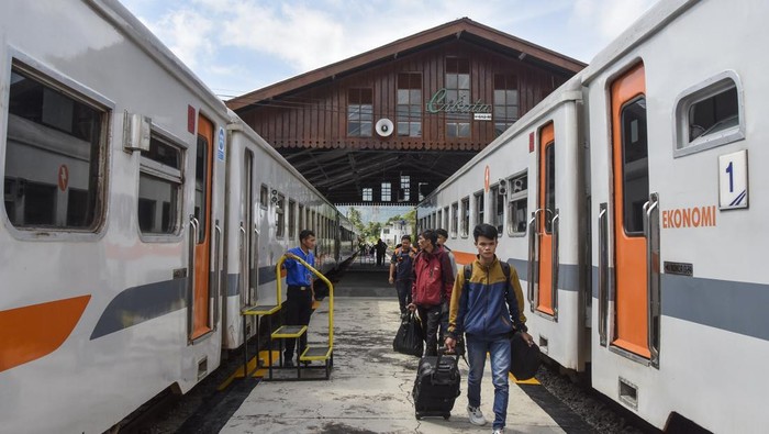 Menapak Sejarah di Stasiun Cibatu Garut, Jejak Rel Tinggi Warisan Belanda yang Tetap Aktif Penumpang berjalan saat memasuki gerbong kereta api di Stasiun Cibatu, Kabupaten Garut, Jawa Barat, Kamis (17/7/2025). Stasiun Cibatu peninggalan Belanda yang dibangun sejak tahun 1889 itu pernah dioperasikan pada tahun 1926 dengan jalur baru yang menghubungkan Cibatu dengan Cikajang dan tercatat sebagai relasi jalur yang melewati rute jalur tertinggi di pulau Jawa +1200 meter. ANTARA FOTO/Adeng Bustomi/agr