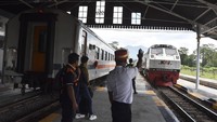 Petugas pengatur perjalanan kereta api di Stasiun Cibatu, Kabupaten Garut, Jawa Barat, Kamis (17/7/2025). Bangunan ini merupakan warisan kolonial Belanda yang masih berfungsi hingga kini. Foto: ANTARA FOTO/Adeng Bustomi