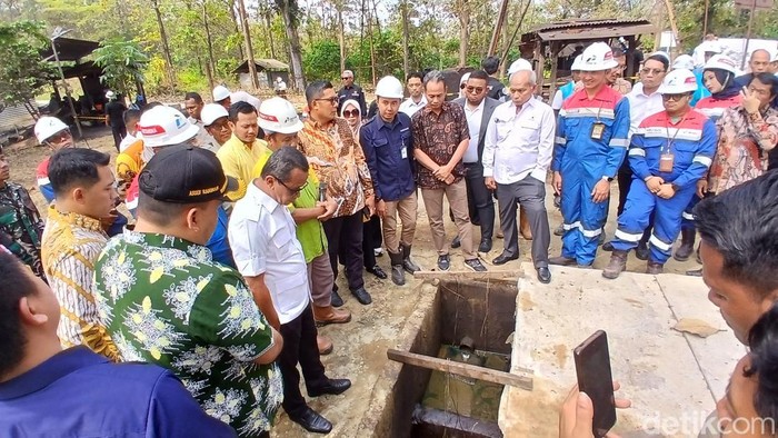 Menteri ESDM Bahlil Lahadalia saat mengunjungi sumur minyak tua di Desa Ledok, Kecamatan Sambong, Blora, Kamis (17/7/2025).