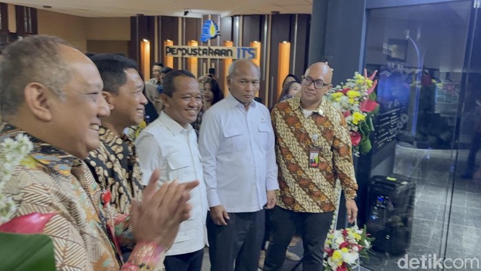 Menteri ESDM Bahlil Lahadalia meresmikan Migas Corner ITS Surabaya