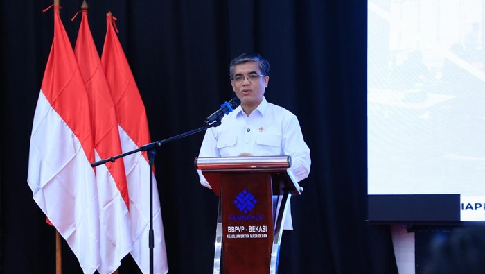 Menaker menekankan pentingnya peningkatan kompetensi tenaga kerja sebagai kunci menghadapi tantangan global dan transisi menuju ekonomi hijau.