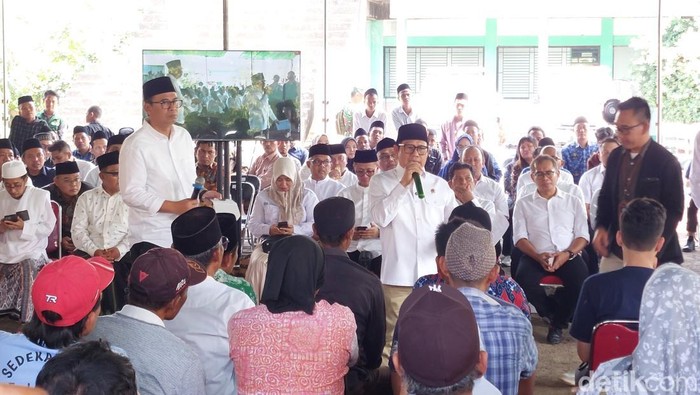 Menteri Koordinator Pemberdayaan Masyarakat, Muhaimin Iskandar saat berbincang dengan warga di Cirebon