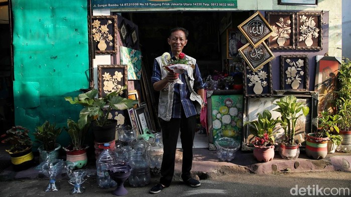Mimpi jadi Dokter ke Seniman, Menyulam Harapan Lewat Karya Limbah Sutrisno gagal jadi dokter, tapi tak menyerah. Dari botol plastik dan kayu bekas, ia lahirkan karya seni yang sarat makna dan pesan lingkungan.