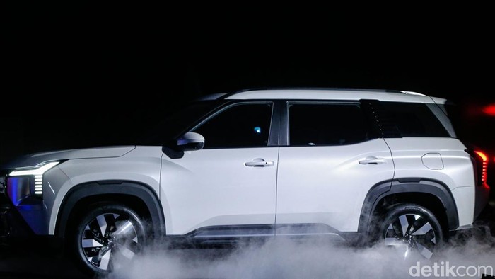 Mitsubishi Debutkan Destinator, SUV Keluarga Modern Mitsubishi Motors resmi meluncurkan mobil terbaru mereka, Mitsubishi Destinator, di The Dome, Senayan Park, Jakarta Pusat, Kamis (17/7/2025). Mobil ini melakoni debut globalnya di Indonesia untuk meramaikan segmen Sport Utility Vehicles (SUV).