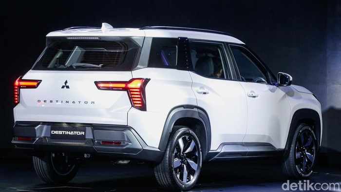 Mitsubishi Debutkan Destinator, SUV Keluarga Modern Mitsubishi Motors resmi meluncurkan mobil terbaru mereka, Mitsubishi Destinator, di The Dome, Senayan Park, Jakarta Pusat, Kamis (17/7/2025). Mobil ini melakoni debut globalnya di Indonesia untuk meramaikan segmen Sport Utility Vehicles (SUV).