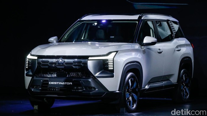 Mitsubishi Motors resmi meluncurkan mobil terbaru mereka, Mitsubishi Destinator, di The Dome, Senayan Park, Jakarta Pusat, Kamis (17/7/2025). Mobil ini melakoni debut globalnya di Indonesia untuk meramaikan segmen Sport Utility Vehicles (SUV).