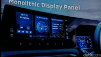 Bagian panel instrumen mengintegrasikan SDA 12,3 inci dan layar pengemudi ke dalam satu panel besar. Layar ini menghadirkan tampilan modern dan fungsi multimeter yang terinspirasi triple-meter Pajero. 