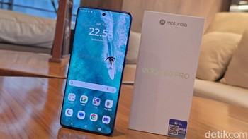 Motorola Edge 60 Pro hadir dengan RAM 12GB dan storage 256GB, tersedia dalam tiga warna Pantone™: Shadow, Dazzling Blue, dan Sparkling Grape. Di Indonesia, pembelian dilengkapi casing senada. Penjualan dimulai 24 Juli 2025 pukul 15.00 WIB di berbagai e-commerce dan toko retail. Harga peluncuran Rp 7.399.000, termasuk bonus langganan Vision+, kuota XL hingga 60GB, dan voucher hotel Rp 500.000 dari Mister Aladin. Foto: Adi Fida Rahman/detikINET