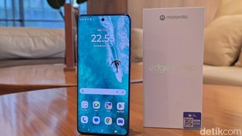 Motorola Edge 60 Pro hadir dengan layar pOLED Quad-Curved 6,7 inci beresolusi 1.5K True Color yang sangat cerah (hingga 4500 nits) dan imersif. Rasio layar ke bodi mencapai 96,47%, dengan refresh rate 120Hz dan touch rate 300Hz untuk pengalaman visual dan sentuh yang mulus. Warna akurat berkat kalibrasi Pantone dan cakupan DCI-P3 luas. Fitur Smart Water Touch memungkinkan layar tetap responsif saat basah. Didukung DC Dimming dan SGS Eye Protection, serta audio stereo Dolby Atmos yang jernih dan bertenaga. Foto: Adi Fida Rahman/detikINET