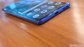 Moto ai juga mendukung pengalaman foto lebih baik dan asisten pintar seperti Pay Attention dan Catch Me Up untuk meringkas informasi penting. Motorola juga berkolaborasi dengan Perplexity, Microsoft, dan Google, menghadirkan AI assistant pilihan pengguna. Edge 60 Pro didukung arsitektur Hybrid AI untuk performa cepat, aman, dan personal. Foto: Adi Fida Rahman/detikINET