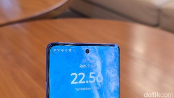 Pada bagian depan, kamera selfie Hi-Res 50MP memungkinkan pengguna menikmati sensitivitas cahaya rendah 4x lebih baik dengan teknologi Quad Pixel , yang menggabungkan setiap empat piksel menjadi satu untuk hasil yang cemerlang demi gambar yang lebih jernih, di mana pun dan kapan pun. Foto: Adi Fida Rahman/detikINET