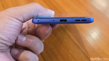 Motorola Edge 60 Pro mendapat predikat Gold Label dari DXOMARK untuk daya tahan baterai terbaik di dunia. Dibekali baterai 6000mAh, ponsel ini tahan seharian dan mendukung pengisian cepat TurboPower™ 90W serta wireless charging 15W. Foto: Adi Fida Rahman/detikINET