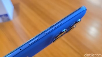 Motorola Edge 60 Pro hadir dengan performa flagship berbasis AI berkat chipset Dimensity 8350 Extreme, meraih skor AnTuTu hingga 1.490.490. Dibangun dengan teknologi 4nm, CPU 3,35GHz, RAM 12GB LPDDR5X, dan storage 256GB UFS 4.0, ponsel ini menjamin multitasking lancar dan penyimpanan cepat. Sistem pendingin canggih dengan ruang uap 4.473mm² menjaga suhu tetap stabil saat penggunaan intensif. Foto: Adi Fida Rahman/detikINET