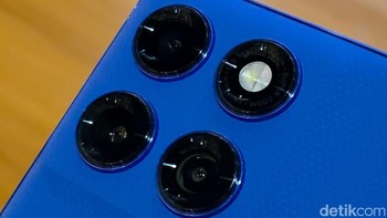 Motorola Edge 60 Pro hadir dengan sistem kamera canggih berbasis AI untuk hasil fotografi profesional. Fitur seperti Signature Style, Action Shot, dan stabilisasi gambar/video AI memastikan hasil jernih dan stabil di segala kondisi. Kamera utamanya 50MP menggunakan sensor Sony LYTIA 700C dengan OIS, didukung kamera ultra lebar 50MP, Macro Vision (hingga jarak 3,5 cm), dan telefoto 3x dengan Super Zoom hingga 50x. Warna divalidasi Pantone untuk akurasi tinggi, sementara kamera selfie 50MP dengan teknologi Quad Pixel menawarkan sensitivitas cahaya rendah 4x lebih baik. Foto: Adi Fida Rahman/detikINET