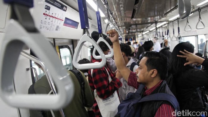 Penumpang menaiki MRT dari Stasiun Lebak Bulus, Jakarta, Kamis (17/7/2025). MRT berencana memperpanjang rute hingga tembus Tangerang dan Tangsel.