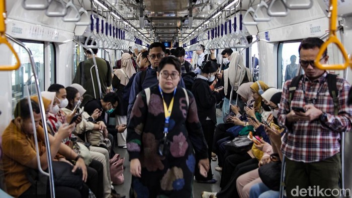 Penumpang menaiki MRT dari Stasiun Lebak Bulus, Jakarta, Kamis (17/7/2025). MRT berencana memperpanjang rute hingga tembus Tangerang dan Tangsel.
