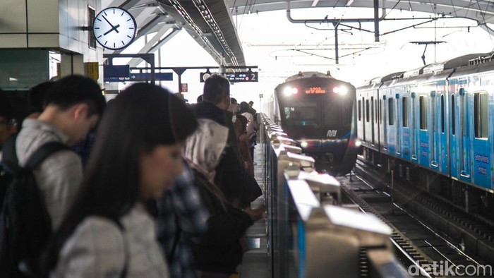 MRT Bakal Tembus Tangsel, Pemprov Jakarta Siap Beri Modal Awal Penumpang menaiki MRT dari Stasiun Lebak Bulus, Jakarta, Kamis (17/7/2025). MRT berencana memperpanjang rute hingga tembus Tangerang dan Tangsel.