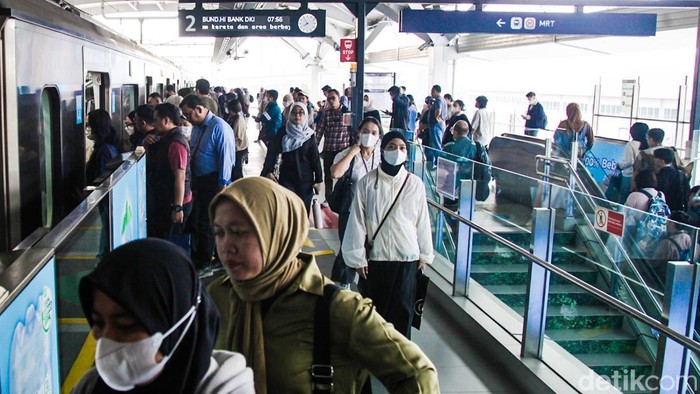 Penumpang menaiki MRT dari Stasiun Lebak Bulus, Jakarta, Kamis (17/7/2025). MRT berencana memperpanjang rute hingga tembus Tangerang dan Tangsel.