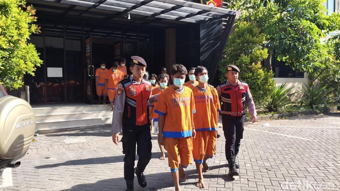 Para tersangka kasus narkoba saat dikeler di Mapolresta Sidoarjo