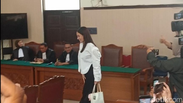 Outfit Selaras Nikita Mirzani
