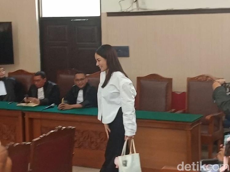 Outfit Selaras Nikita Mirzani